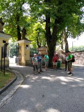 Przy bramie pod klasztorem o.Bernardynów w Alwerni.