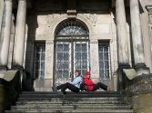 Na schodach pałacu w Brynku.