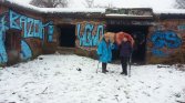 Na tle tradytora-kaponiery i wejścia głównego do koszar