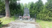 Stawy w Michałowicach II i tablica upamiętniająca tragedię wojenna.
