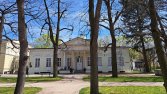 Pałac Zdrojowy w parku.