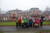 Zdjęcie grupowe na tle pałacu w Siarach