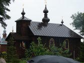 Kostomłoty. Drewniana cerkiew kalenicowa. Złożone sa w niej relikwie męczenników z Pratulina. ( Dla przypomnienia, padał deszcz i weszlismy na chwilę do wnetrza cerkwii, trwało nabozeństwo)