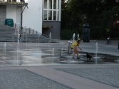 Białystok. Ciekawa fontanna, może piesek popić wody i z panią pobiegać między strużkami wody.