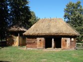 Ciechanowice. Muzeum Rolnictwa. w tej zagrodzie mieszkaja owieczki.