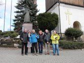 Pod pomnikiem wikarego parafii Niegowić- młody Stefan Wojtyła.