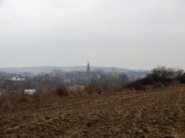Widoczny kościół w Iwaniskach ale jeszcze do niego daleko.