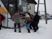 Na takie sniegi nie ma mocnych, nawet autobusowi trzeba czasem pomóc !