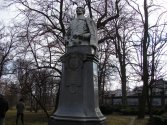 Pomnik Giovanniego Baptisty Angelo von Ballestrem di Castellengo na dziedzińcu pałacu w Pławniowicach