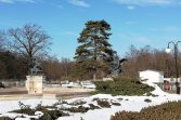 Park w Świerklańcu z rzeźbami Emmanuela Fremieta.