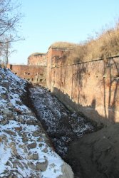 Głębokie rowy - fosy.