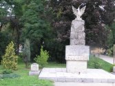 Tykocin. Pomnik Orła Białego wzniesiony w 200 rocznicę ustanowienia Orderu Orła Białego.